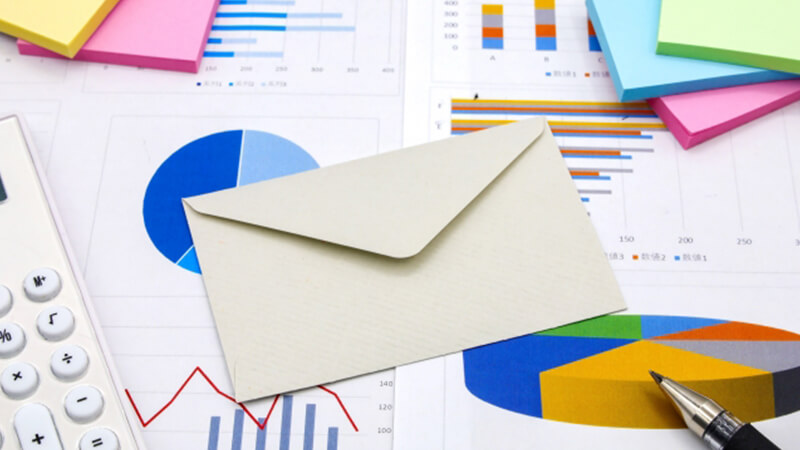 ></p>
<p>Outlookの送信予約機能とは、<strong>あらかじめ作成しておいたメールを、指定した日時に自動で予約送信できる機能</strong>のことです。</p>
<p>送信予約機能は、メールの<strong>送信または返信漏れを防止</strong>できます。受け取ったメールの返信が深夜や休日になると受信者側にストレスを与えかねません。しかしメール送信予約機能を使えば、受信者の業務中にメールを届けることができます。</p>
<p>送信予約機能は一度に多数のメールを配信するメルマガ送信にも適しています。</p>
<p>またプライベートで誕生日のメッセージやお礼のメールを送りたい時にも、この機能は有効です。事前に送信予約をしておけば、意図した日時にメールが送られ、送り忘れることはありません。</p>
<p>最後に受信者のタイムゾーンやスケジュールを考慮し、メールを送信するのも送信予約機能の有効な活用法です。特に受信者が外国にいる場合はタイムゾーンの設定は必須です。相手が休日や業務外でないことを確認し、送信予約をしましょう。</p>
<h2>Outlookのスケジュール送信（送信予約）の設定方法</h2>
<p>ここからは、Outlookのスケジュール送信（送信予約）の設定方法について以下の内容を紹介します。</p>
<ul>
<li>デスクトップ版Outlookでの送信時間の指定手順</li>
<li>Web版Outlookでの送信時間の指定手順</li>
</ul>
<h3>デスクトップ版Outlookでの送信時間の指定手順</h3>
<p>メールを新規作成もしくは返信メールを作成します。</p>
<p><img decoding=