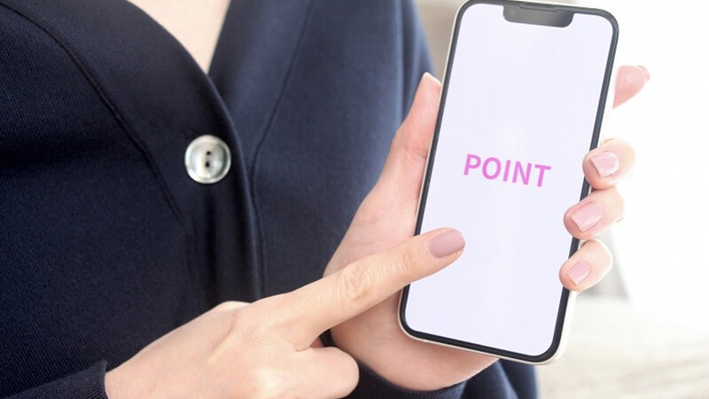 ></p>
<p></p>
<p></p>
<p>ここでは、オプトアウトを適切に実施するためのポイントについて以下の点を紹介していきます。</p>
<ul>
<li>メール本文にオプトアウトの方法を明記する</li>
<li>ワンクリック退会などの簡単な配信停止手順を用意する</li>
<li>特定電子メール法のガイドラインに沿ったオプトアウト管理を行う</li>
</ul>
<h3>メール本文にオプトアウトの方法を明記する</h3>
<p><strong>まずはメール本文にオプトアウトの方法を明記しましょう。</strong>オプトアウトが可能な旨の表示と、その連絡先（メールアドレスもしくはURL）の記載が必要です。</p>
<p>記載する際には受信者の負担にならないような配慮をしましょう。オプトアウトについてわかりやすく表示することが大切です。</p>
<p>設置方法としては本文中にオプトアウトが出来るサイトのURLを載せておくのがいいでしょう。また配信停止専用アドレスへ、容易にメールが送信可能になるような設定方法もあります。</p>
<p><strong>オプトアウトについてわかりやすく表示し、簡単に行えるようなレイアウトやデザインが望ましいといえます。</strong>なお配信停止まで時間がかかるようであれば、その旨を明記しておくとさらに丁寧になります。</p>
<h3>ワンクリック退会などの簡単な配信停止手順を用意する</h3>
<p>オプトインがワンクリックで出来るのなら、<strong>オプトアウトもわかりやすく簡単にしなければなりません。</strong>受信者がオプトアウトをおこなう際に、手続きが煩雑だったりわかりにくくしている場合は、問題とされる可能性があります。</p>
<p><strong><span style=