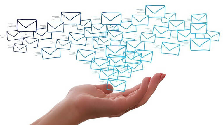 ></p>
<p></p>
<p></p>
<p>メール配信システムは顧客宛て<strong>メールの一斉送信に特化したシステム</strong>です。メール文を作成したり、宛先を一括管理したり、メールの効果を測定したりと、メール送信に付随する多くの業務に対応しています。</p>
<p>メール配信システムは多数ありますが、このシステムを使って新たに添付ファイルを送る方法はおおむね以下のようになっています。</p>
<p>1. システムにログインし「新規作成」を選択。</p>
<p>2. 配信するメールの件名とメール本文を入力しファイルを添付し、送信ボタンを押す。</p>
<p>メール配信システムは一斉送信をするには便利ですが、<strong>ファイル添付機能はオプションの場合が多く</strong>、送信できても<strong>ファイルの容量や種類に制限</strong>があります。メール配信システムの機能を利用しないで添付ファイルを送る方法として、添付ファイルをURL化して送る方法があります。</p>
<p>URL化された添付ファイルが表示される仕組みは、次のようなフローで行われます。</p>
<ol>
<li>受信したメールに記載されているURLをクリックします。</li>
<li>ブラウザが起動され、そのURLのサーバーに接続し、URLによって指定されたファイルデータの表示をリクエスト。</li>
<li>サーバーはリクエストに応じてデータをレスポンス。</li>
<li>ブラウザはレスポンスのあったデータを表示。</li>
</ol>
<p>次に、添付ファイルをURL化して送る方法についていくつか紹介します。</p>
<h2>添付ファイルをURL化して送る方法5選</h2>
<p>ここでは、添付ファイルをURL化して送る方法について、おもに以下の点を紹介します。</p>
<ol>
<li>クラウドストレージを利用する方法</li>
<li>ファイル転送サービスを利用する方法</li>
<li>自社サーバーを利用する方法</li>
<li>WordPressなどのCMSを利用する方法</li>
<li>YouTubeを利用して動画ファイルを共有する方法</li>
</ol>
<h3>1. クラウドストレージを利用する方法</h3>
<p>添付ファイルをURL化して送る方法の一つに、<span style=