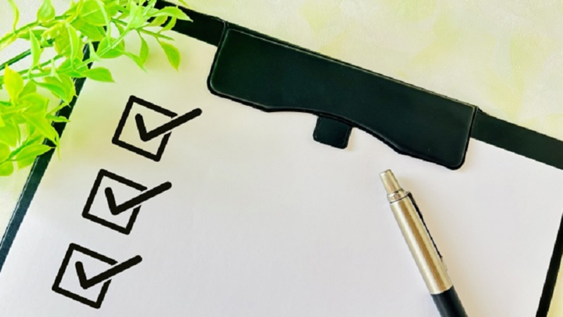 PTAの連絡事項をチェックしているイメージ画像