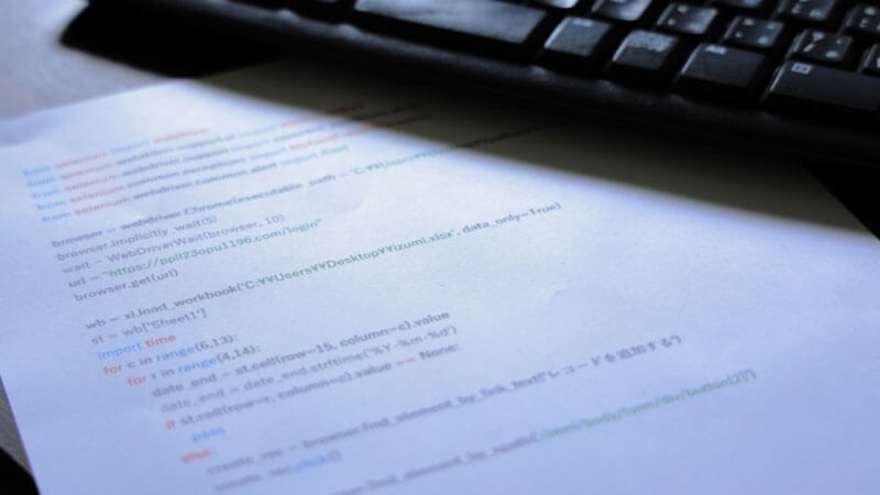 ></p>
<p>ここからは、代表的なメール配信システムのOSSを３つ紹介します。</p>
<ul>
<li>phpList</li>
<li>Sympa</li>
<li>Mailman</li>
</ul>
<p>プログラミングやメールマーケティングの知識がある場合は、導入を検討してみましょう。</p>
<h3>phpList</h3>
<p>phpListはPHPで記述されたOSSで、MySQLデータベースにデータを保持します。<br>GPLライセンスのもと配布されています。</p>
<p><strong>基本的なメール配信に関する機能は網羅して備えており、さらにHTMLメールの作成やメールマガジンの配信に強み</strong>があります。</p>
<p>HTMLメールは読者に視覚的にアピールできクリック率が高いメリットがありますが、作成するにはHTML言語の知識が必要となります。</p>
<p>ですがphpListはHTMLメールのテンプレートを備えているため、担当者に知識がなくてもある程度はHTMLメールを作成できます。</p>
<p>デメリットとして、テンプレートやサポートが日本語に対応していない場合があることにご注意ください。</p>
<h3>Sympa</h3>
<p>SympaはGNUライセンスに基づき公開されるOSSです。<br>Perl言語、一部がC言語で記述されています。</p>
<p>phpListと同様にメール作成効率化や送信先管理について一通りの機能を備え、比較的小規模なサイトから大規模なものまで規模を問わず利用されています。</p>
<p>Sympaは処理速度に優れたデータベース構造のため、大量のメンバーへメールを送信する場合など<strong>システム負荷が高い場合にも高速に動作</strong>します。<br>また、<strong>GUI操作やDKIM署名、過去メールのアーカイブなど多機能を備え、拡張性に優れている</strong>のはメリットです。</p>
<p>注意点として、大規模な組織へ導入する場合は処理能力が高いデータベースサーバーが必要になります。</p>
<h3>Mailman</h3>
<p>MailmanはRedhat Entereprise LinuxやUbuntuなどのLinuxディストリビューションで標準でパッケージ提供されるOSSです。<br>Pythonで記述され、Sympaと同様にGNUライセンスのもと公開されています。</p>
<p>データベースは標準ではSQLite3を使用しますが、MySQLやPostgreSQLも利用できます。</p>
<p><strong>非常に多機能</strong>であり、下記のような機能を含みます。</p>
<ul>
<li>リストの作成や削除に伴うPostfixへの設定の自動連係</li>
<li>マルチドメイン対応</li>
<li>過去メールのアーカイブ管理</li>
<li>メールフィルタリング</li>
</ul>
<p>多機能であり便利な一方、<strong><a href=