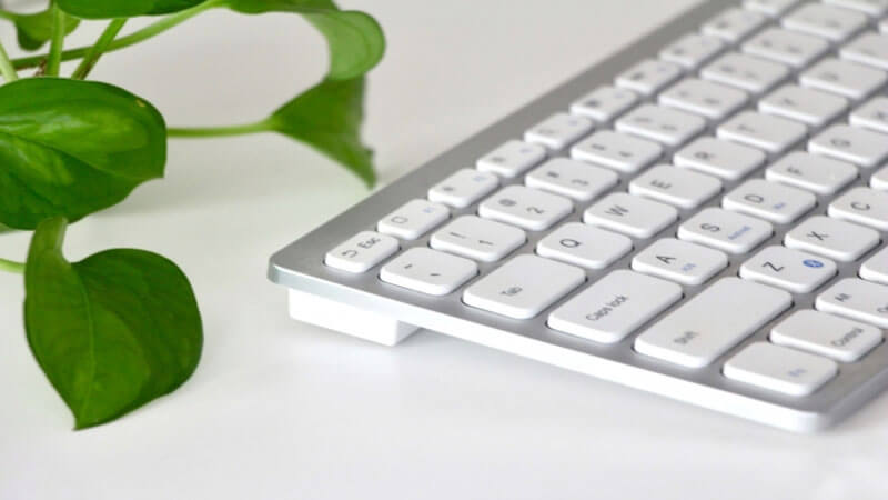 ></p>
<p>OSSを利用すると、初期費用を抑えカスタム性の高いメール配信システムを導入できるメリットがありますが、メールマーケティングとプログラミングの知識が必要となります。</p>
<p>もし不安がある場合は、<span style=