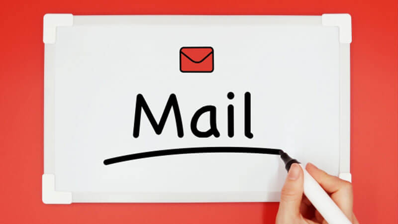 >まず、メール配信で直面する5つの課題について以下の点を紹介していきます。</p>
<ol>
<li>メールを大量配信すると届かない（到達率の低下）</li>
<li>HTMLメールの作成に時間がかかる</li>
<li>顧客属性のリスト分けと配信の仕組み化</li>
<li>配信後の効果測定の複雑さ</li>
<li>個人情報などセキュリティ面の不安</li>
</ol>
<h3>1. メールを大量配信すると届かない（到達率の低下）</h3>
<p>メールを大量配信する際、一部が到達しない可能性があります。これは、受信者のアドレスが既に使用されていない場合や、相手先が迷惑メールフォルダに振り分けている場合などが要因です。</p>
<p>その際は、顧客リストの再点検が必要となり、不要な作業量が増加する可能性も考えられます。<br>この<span style=