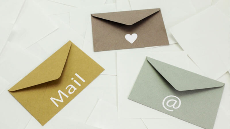 >次に、メール配信システム導入の5つのメリットについて以下の点を紹介していきます。</p>
<ol>
<li>大量メールの高速配信と到達率アップ</li>
<li>直感的なエディタによるHTMLメールの簡単作成</li>
<li>顧客属性に応じたパーソナライズ配信の実現</li>
<li>開封率・クリック率の自動分析とレポーティング</li>
<li>高度なセキュリティ機能によるリスク管理の強化</li>
</ol>
<h3>1. 大量メールの高速配信と到達率アップ</h3>
<p>メールの大量配信は手動では時間がかかり、1つのIPアドレスだけではISP事業者にブロックされるおそれがあります。さらに、たくさん送った後にエラーメールが戻ってくることがあります。その際、当該メールアドレスをリストから取り除かなければなりません。</p>
<p>そうしないと、<a href=