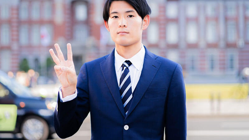 >ここでは、自治体でメール配信システムが欠かせない理由について、以下の3点をお伝えします。</p>
<ul>
<li>災害時の緊急連絡に確実に利用できる</li>
<li>カテゴリー別の情報を希望者だけに送れる</li>
<li>回覧物の電子化で大幅なコスト削減が可能</li>
</ul>
<h3>災害時の緊急連絡に確実に利用できる</h3>
<p>配信リストの一元管理の項目でも触れましたが、<strong>災害時には山間部や河川部など異なる住環境の住民へ、それぞれの注意喚起が行えます。</strong></p>
<p>山間部では土砂災害への備えを、河川部には河川の氾濫への注意が伝えられます。さらに災害時の緊急連絡にも活用が可能です。</p>
<p><strong>安否確認サービスを利用すれば、メールで安否情報が確認できます。</strong>災害時においては電話での安否確認が急増し、電話は繋がりにくくなります。そこで混雑していないネット回線を使えば、メールで安否確認が行えるので、電話がつながらない事態を避けられます。</p>
<p>住民への細やかな情報提供や、メールによる安否確認が可能なので、自治体の負担も軽減されるでしょう。地震や台風など日本は災害の多い国です。<strong>災害に備えるためにもメール配信システムは欠かせません。</strong></p>
<h3>カテゴリー別の情報を希望者だけに送れる</h3>
<p><strong>メールやメールマガジンの配信方法には、ターゲット配信と呼ばれるやり方があります。</strong>配信対象を地域や性別、年齢などから自由に設定し、その属性に絞って配信する機能です。</p>
<p>企業のメールマーケティングでは一般的な方法ですが、自治体でもこの機能を活かすことは出来ます。自治体のメール配信では、次のカテゴリーが主な内容となっています。</p>
<p>■気象情報</p>
<ul>
<li>地震に関するもの</li>
<li>大雨と土砂災害に関するもの</li>
<li>河川氾濫に関するもの</li>
<li>猛暑や酷暑に関するもの</li>
<li>災害からの避難に関するもの</li>
</ul>
<p>■安全情報</p>
<ul>
<li>火災に関するもの</li>
<li>不審者に関するもの</li>
<li>防犯に関するもの</li>
<li>行方不明者に関するもの</li>
</ul>
<p>■広報・イベント情報</p>
<ul>
<li>市町村の広報に関するもの</li>
<li>市町村で催されるイベントに関するもの</li>
</ul>
<p>■健康情報</p>
<ul>
<li>光化学スモッグに関するもの</li>
<li>新型コロナウイルスなど感染症の流行に関するもの</li>
</ul>
<p><strong>自治体においては住民が知りたいと思う情報のみを配信する際に、ターゲット配信が役立ちます。</strong></p>
<p>すべての情報を受信したい方もいれば、いくつかの情報のみ知りたい方もいます。子育て情報は必要だが、介護情報は不要という方もいると思うので、ニーズに合わせて配信しましょう。</p>
<h3>回覧物の電子化で大幅なコスト削減が可能</h3>
<p><strong>自治会では現在でも回覧板が多く使われています。</strong>忙しい日々の中でお隣に回覧板を回すのは、時に面倒に感じるでしょう。お隣が不在の際には持ち帰るか、その次の家に届けなければなりません。</p>
<p>自治体が配布する回覧物を用意する場合もあります。まとまった量の印刷物が必要になるので、それなりのコストが掛かります。</p>
<p><strong>メール配信システムを導入すれば、一斉に配信できるので回覧によるタイムロスがなくなります。印刷物を用意しなくて良いので、大幅なコスト削減が可能です。</strong></p>
<p>自治体の限られた予算の中で住民サービスを充実させるためにもメール配信システムをうまく活用してください。</p>
<h2>自治体がメルマガ配信で気をつけるべき注意点</h2>
<p><img decoding=