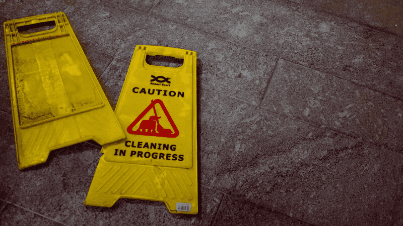 >ここからは、メール一斉送信時の注意点について、以下の3つを紹介します。</p>
<ul>
<li>メール配信に関する法律の順守</li>
<li>大量送信による配信遅延や誤送信</li>
<li>個人情報の取り扱いとセキュリティ対策</li>
</ul>
<h3>メール配信に関する法律の順守</h3>
<p>「<strong>特定電子メールの送信の適正化等に関する法律（<a href=