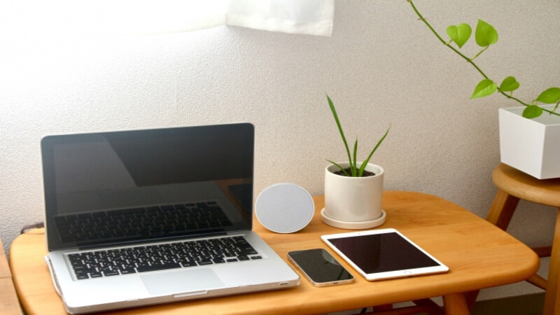 ></p>
<p>メール配信システムは、<strong>自社構築するか外部サービスを利用するかによって2種類に分けられます。</strong><br>それぞれの特徴やメリット・デメリットについて解説します。</p>
<p>まずご紹介するのが、業者が提供するサーバー上でインターネットを介してシステムを利用する<strong>クラウド型</strong>です。<br>初期費用が低く開発や設定作業が少ないという特徴があります。</p>
<p>また、業者が保守作業をしてくれるため運用負荷が低いメリットもありますが、カスタマイズ性が低い点と月額料金が発生する点に留意しましょう。</p>
<p>一方、<a href=