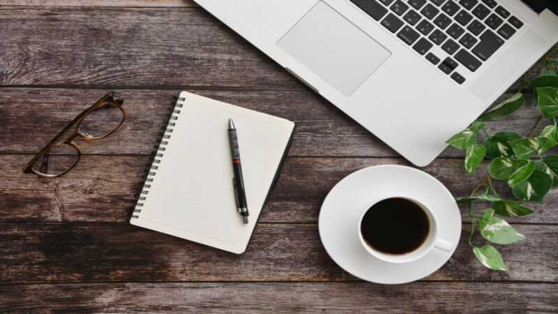 >次は、メール配信システムを自社構築するメリットを見ていきましょう。</p>
<p>自社構築する最大のメリットは導入時、及び導入後も<span style=