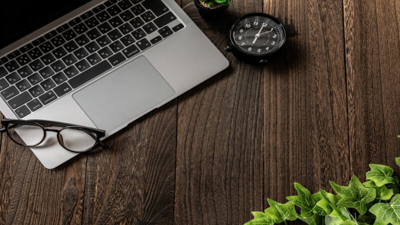 >ここでは、メール配信システムの構築方法をご説明します。<br>下記の流れで構築をしますが、一部専門的な作業もあるため人員は慎重に検討しましょう。</p>
<ul>
<li>インターネット回線を用意：配信遅延を防ぐため、通信速度や安定性を考慮しましょう。</li>
<li>ルーター設定：ネットワーク接続機器であるルーターを設置します。</li>
<li>ドメイン取得：独自ドメインを取得します。迷惑メールと誤認されないよう、分かりやすい名称を設定しましょう。</li>
<li>DNS設定：ドメインとIPアドレスを紐づける作業です。</li>
<li>電子メールサーバーのインストール：サーバーの専門知識が求められます。</li>
<li>ソフトウェアのインストール：ソフトウェアやサーバーの専門知識が必要となります。</li>
</ul>
<p>電子メールサーバーは、下記のように無償で利用できるものもあります。<br>コストを抑えたい場合は利用を検討してみてください。</p>
<ul>
<li>Sendmaill</li>
<li>Postfix</li>
<li>qmai</li>
</ul>
<h2>まとめ：自社に合ったメール配信システムを構築しよう</h2>
<p><img decoding=