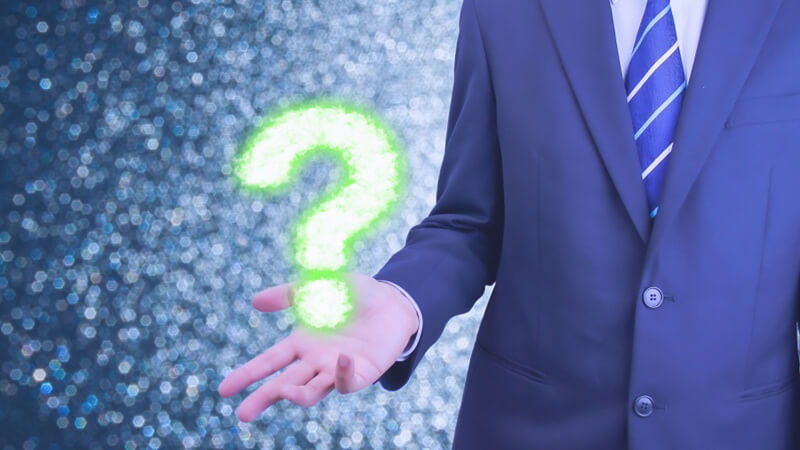 ></p>
<p><strong>メール配信のクリック率とは送信したメールのうち、どれくらいのユーザーがリンクをクリックしたのかを示す割合を指します。<br></strong>ユーザーが単にメールを開いただけではなく本文を読んだうえで、その先のコンテンツに興味を持ったのかどうかを表す指標といえるでしょう。</p>
<p>ですから、クリック率をあげるには、試用版の申込みやアンケートの回答など、クリックしたくなるようなコンテンツを用意する必要があります。</p>
<p>なお、メールマガジンではクリック率の他に、反応率や開封率も重要な指標となります。<br><strong>クリック率は簡単な計算方法で割り出せますが、反応率や開封率についても知っておく必要があります。</strong></p>
<p>クリック率の計算方法と、反応率・開封率の違いについて、詳しく見ていきましょう。</p>
<h3>クリック率の計算方法</h3>
<p><strong>メールマガジンのクリック率は、クリック数を配信成功数（総配信数）で割り、100を乗ずれば算出できます。</strong></p>
<p>計算式は以下のとおりです。</p>
<p><strong>■クリック率：クリック数 ÷ 配信成功数 × 100 ＝（％）</strong></p>
<p>例えば配信成功数が20,000通で、クリックされた数が400の場合、「400÷20,000×100」で2.00％となります。</p>
<p><strong>クリック率は数値が小さくなるため、小数点第2位まで評価する必要があります。</strong>業界や業種によっても水準が異なりますが、<strong>概ね2〜3％程度が目安とされる数値</strong>です。</p>
<p>同業他社の平均値より数値が低ければ、改善策を施す余地があるといえます。業界別の平均メルマガクリック率については、次項で詳細を掲載するので参考にしてください。</p>
<h3>クリック率と反応率・開封率の違い</h3>
<p>クリック率とは異なる視点から、メール配信の効果を評価するための指標に、反応率と開封率があります。それぞれ解説しましょう。</p>
<p><strong>＜反応率＞</strong></p>
<p>反応率とは開封されたメールのうち、どれくらい本文内のリンクがクリックされたかを示す指標です。<br>クリック数を開封数で割り、100を乗ずれば算出できます。計算式は次のとおりです。</p>
<p><strong>■反応率：クリック数 ÷ 開封数 × 100 ＝（％）</strong></p>
<p><strong>＜開封率＞</strong></p>
<p><strong><a href=