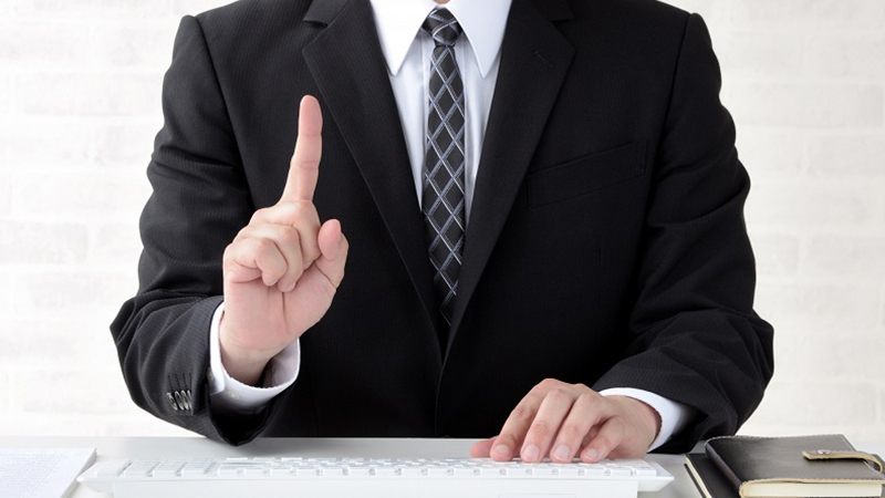 ></p>
<p>次に、メルマガのクリック率を上げる8つの方法について以下の点を紹介していきます。</p>
<ol>
<li>ファーストビューやプリヘッダーの改善</li>
<li>配信タイミングの見直し</li>
<li>件名の最適化</li>
<li>目的に沿ったコンテンツ作成</li>
<li>セグメント配信の活用</li>
<li>HTMLメールの活用</li>
<li>テキストメールの装飾</li>
<li>リンクの掲載場所と内容の最適化</li>
</ol>
<h3>1. ファーストビューやプリヘッダーの改善</h3>
<p><strong>クリック率の向上のためにはファーストビューやプリヘッダーの改善が効果的です。</strong>それぞれ解説しましょう。</p>
<h4>ファーストビュー</h4>
<p><strong>ファーストビューとは、ユーザーがメルマガを開封したときに、スクロールせずに表示される範囲を指します。</strong></p>
<p>ユーザーが開封して真っ先に目に入る範囲であり、さまざまな要素が含まれています。次の9つの要素が一般的です。</p>
<ul>
<li>メルマガの件名</li>
<li>差出人名</li>
<li>企業ロゴ</li>
<li>メルマガ名</li>
<li>あいさつ</li>
<li>本文の冒頭</li>
<li>リンク</li>
</ul>
<p>これらの要素をバランスよく配置することが大切です。メルマガにおいてのポータルともいえるので、ファーストビューで読む気を起こさせなければ、その先には進まないわけです。</p>
<h4>プリヘッダー</h4>
<p><strong>プリヘッダーとはメールボックスの一覧画面に、件名の後に表示されるテキストを指します。</strong></p>
<p>ユーザーは差出人名とメルマガの件名、そしてプリヘッダーを見て開封するかどうか判断します。</p>
<p>ですからプリヘッダーは開封率に直結する重要な要素といえます。プリヘッダーを設定しなくても、メルマガの冒頭テキストなどが表示されます。</p>
<p>プリヘッダーを設定したからといって必ずしも全受信環境で表示されるわけではありませんが、Google検索のディスクリプションのようなものなので、きちんと設定するようにしてください。</p>
<h3>2. 配信タイミングの見直し</h3>
<p><strong>メルマガの配信タイミングを見直すことで、クリック率の向上が期待できます。</strong></p>
<p>メールをチェックするとき、ほとんどの受信者は最新のメールから順にチェックしていくため、受信者がメールをチェックする時間帯に配信したほうが目にとまりやすいからです。<br>どれだけ興味をそそるメルマガが配信されたとしても、他のメールに埋もれてしまっては、気付いてもらえないでしょう。</p>
<p>ユーザーの属性により、配信する時間帯を変えれば、クリック率の上昇に繋がります。</p>
<p><strong>メルマガの内容がB2Bに向けたものなら、平日の11時〜14時頃のランチタイムがいいでしょう。<br></strong><strong>B2Cであれば通勤・退勤の時間帯である、平日の8時〜10時/17時〜19時頃がおすすめです。</strong></p>
<p>ユーザーがスマホやパソコンに触っている時間帯に、配信するのがベストというわけです。</p>
<h3>3. 件名の最適化（開封率も上げる）</h3>
<p><strong>メールの件名を最適化することで開封率は向上します。そして開封率の向上はクリック率にも良い影響を与えます。</strong><br>開封率が上がるということはそれだけメールを読んでくれるようになった人が増えたことを意味し、新たにクリックしてくれる人が増える可能性が高まります。</p>
<p><strong>件名の文字数は15～20字程度が適当です。</strong>現在では多くの人がスマホでメールの確認を行います。20字を超える件名では1画面での確認が困難になるでしょう。</p>
<p>なお件名を決める際には、以下の4つのポイントを意識してください。</p>
<ul>
<li>ターゲットと目的を明確にする</li>
<li>伝えたいことを明確にする</li>
<li>緊急性や期間限定などがあるか明確にする</li>
<li>ユーザーへのメリットを明確にする</li>
</ul>
<p>例えば「〇〇からのお得なお知らせ」では、内容が不明瞭でユーザーには伝わりません。</p>
<p><strong>「【最大50％OFF】本日から決算セール！」など、いつから何が始まるのかを数字を入れて件名にしましょう。</strong></p>
<p><code>
<a href=