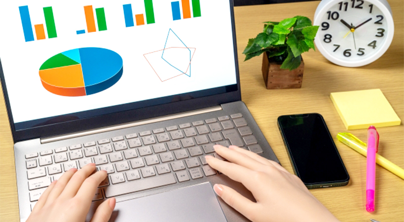 ></p>
<p>ここからは、メルマガ開封率の平均について、以下の内容を紹介します。</p>
<ul>
<li>全業界の平均開封率は約20%</li>
<li>業界別の開封率ランキング</li>
</ul>
<h3>全業界の平均開封率は約20%</h3>
<p>2023年、アメリカのメール配信会社「<a href=