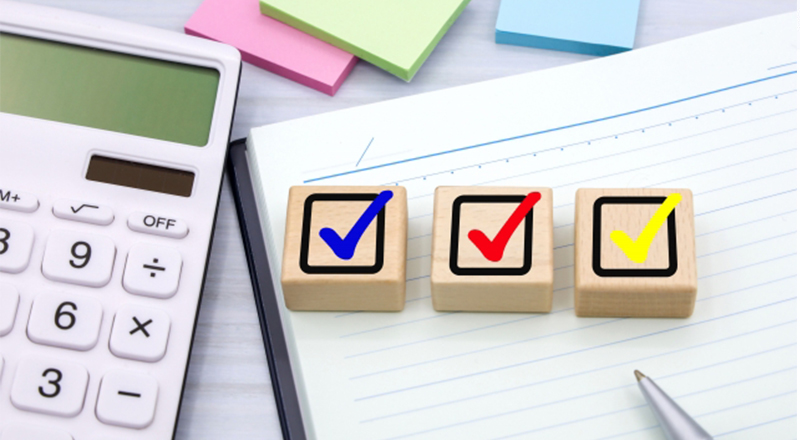 ></p>
<p>メルマガ施策を評価する際は、開封率をKPIに設定し評価してみてください。</p>
<p>KPI（重要業績評価指標）とは、<strong>中間点を評価するための指標</strong>のことです。最終目標であるKGI（重要目標達成指標）を目指すための前段階として、KPIが存在します。</p>
<p>例えば、「商品の売上向上」をKGIとして掲げた場合、「商品を知ってもらう」ことは売上の向上につながります。<br>知名度を向上させるためにはメルマガを読んでもらう必要があり、そのための目標として、「メルマガの開封率」がKPIに挙げられるでしょう。</p>
<p>ほかにも、メルマガ施策のKPIには、「配信数」「クリック数」「流入数」なども挙げられます。</p>
<p>メルマガ開封率をKPIに設定し、結果を評価することで、継続的な施策の改善を目指してください。</p>
<h2>メルマガ開封率を上げる5つの効果的な方法</h2>
<p><img decoding=