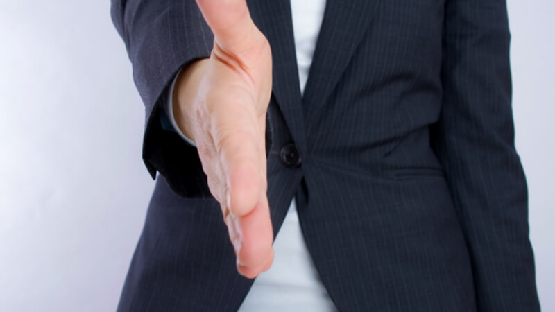 ></p>
<p>本記事では、メールの一斉送信について活用シーンや注意点、マナーを解説しました。</p>
<p>メール一斉送信時のマナーとしては、<strong>宛名の正しい順番や敬称、TO・CC・BCCの使い分け</strong>に気をつけましょう。<br>また、メールの誤送信を防ぐため<strong>宛先や添付ファイルが正しいかは送信前に必ずチェック</strong>をしてください。</p>
<p>メールの一斉送信は一度に複数宛先に情報を伝えられるなど、多くのメリットがあります。<br>マナーを守って一斉送信を活用し、円滑にビジネスを進めましょう。</p>