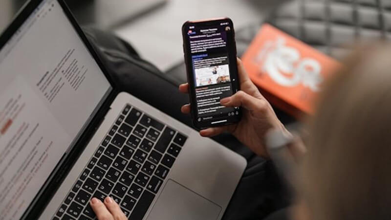 ></p>
<p>次に、ビジネスメールの件名の書き方 – 具体的かつ簡潔に伝える技術について、以下の内容を紹介していきます。</p>
<ul>
<li>件名の理想的な長さと構成要素</li>
<li>【】や記号を活用し、メリハリをつける方法</li>
<li>複数の要件がある場合の件名の付け方</li>
<li>返信メールの件名には「Re:」</li>
</ul>
<h3>件名の理想的な長さと構成要素</h3>
<p>まず、メールの件名は長すぎても短すぎても伝わりません。</p>
<p>携帯の場合、表示される件名は30文字までです。そのため、<strong>件名は30文字以内を目安に、6〜8単語以内で作成しましょう。</strong></p>
<p>件名に入れるべき構成要素は以下の3点です。</p>
<ul>
<li>用件</li>
<li>日時</li>
<li>概要</li>
</ul>
<p>とくに<span style=