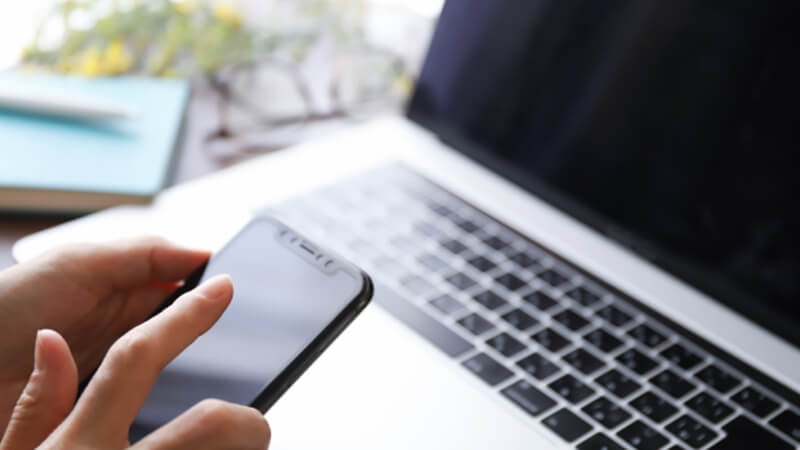 ></p>
<p>ここからは、ビジネスメールの返信で守るべき基本マナーについて以下の内容を紹介します。</p>
<ol>
<li>24時間以内の迅速な返信を心がける</li>
<li>件名は変更せず「Re:」を残して返信する</li>
<li>自分が「Cc」で受け取ったメールには返信不要</li>
<li>営業時間に基本は返信</li>
</ol>
<h3>1. 24時間以内の迅速な返信を心がける</h3>
<p>ビジネスメールは<span style=