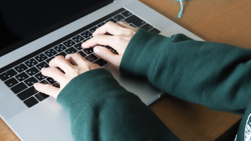 ></p>
<p>さまざまな場面でビジネスメールの返信が求められます。<br>ビジネスメールの返信には丁寧さと迅速さが必要で、特にトラブルが生じた際にはより素早い対応が重要です。<br>ビジネスメールを作成する際には、本記事で紹介した例文を参考にしてみてください。</p>
<p><span style=