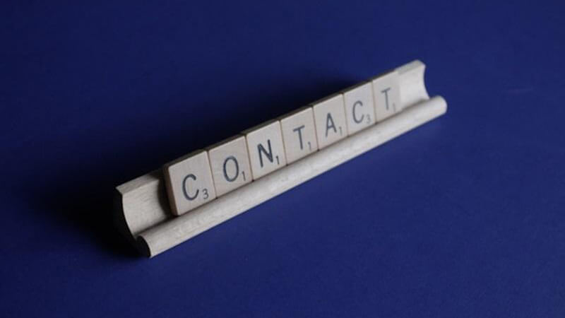 ></p>
<p>次に、シチュエーション別の挨拶メール例文集を紹介していきます。</p>
<h3>取引先へ担当変更の挨拶メール例文</h3>
<p>もとからやり取りのある取引先へ、担当変更の挨拶メールを送るときは以下の4点を意識しましょう。</p>
<ul>
<li>件名で担当変更が伝わるようにする</li>
<li>変更の理由と変更日を伝える</li>
<li>後日あいさつに行く旨を伝える</li>
</ul>
<p>変更の理由は「退職」「産休」など簡単な書き方で、変更日は<strong>「〇月〇日（）」と具体的に</strong>書きます。<br>また、直接会うことのない事務職などでないかぎりメールだけの挨拶は失礼にあたるので、<span style=