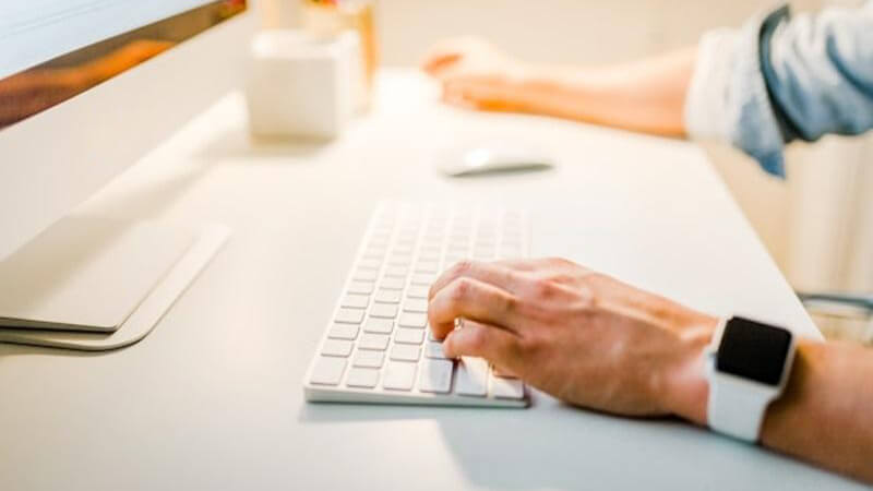 ></p>
<p>ここまで、初めての相手にビジネスメールを送る際の基本から、挨拶の書き方のマナーを紹介しました。</p>
<p>書き方に悩んでしまいがちなビジネスメールですが、基本とコツをおさえてしまえば、相手との信頼関係を築くことも可能です。<br>基本的な件名や宛名の書き方、挨拶、5W2Hなどを意識することで誰でも見やすいメールが作れます。</p>
<p>ぜひ、初めてメールする相手とも信頼関係を築けるよう参考にしてください。</p>