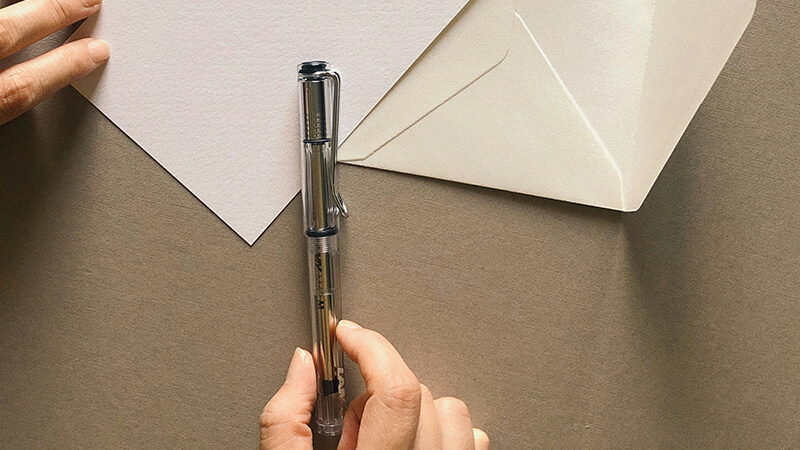 ></p>
<p>ここからは、お願いメールを書く前に知っておくべきマナーとポイントについて以下の内容を紹介します。</p>
<ul>
<li>件名はわかりやすく明確に</li>
<li>明確で簡潔に用件を伝える</li>
<li>依頼内容と理由を丁寧に説明する</li>
<li>期限を明示し、感謝の気持ちを添える</li>
</ul>
<h3>件名はわかりやすく明確に</h3>
<p>ビジネスシーンでは、<strong>常にわかりやすく明確な件名</strong>を心掛けましょう。<br>件名だけで送り主やメールの内容がわかると、受け取り手にとっても<span style=