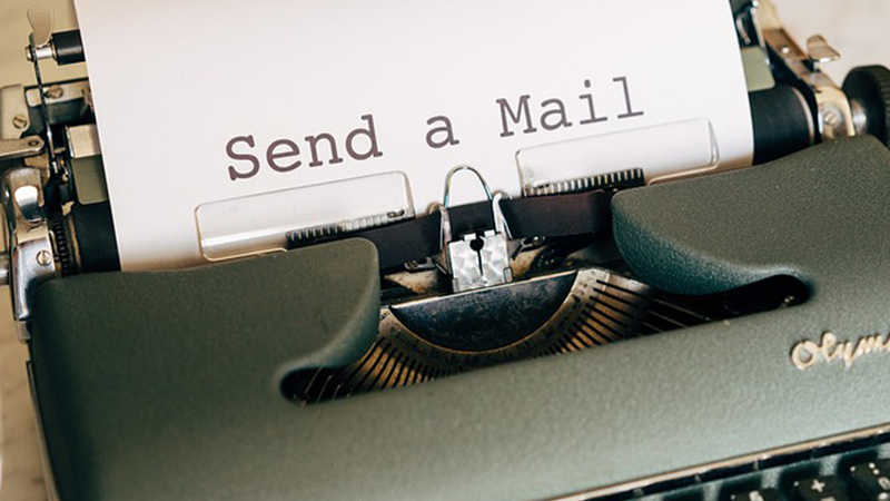 ></p>
<p>ここからは、お願いメールで使える便利なフレーズ集について以下の内容を紹介します。</p>
<ul>
<li>依頼する際に使えるフレーズ</li>
<li>お願いメールの締めに使えるフレーズ</li>
</ul>
<h3>依頼する際に使えるフレーズ</h3>
<p>メールで何かを依頼する際、「～してください」「～をお願いします」だと<strong>上から目線</strong>や<strong>冷たい印象</strong>を与えかねません。<br>言葉選びや言い回しを少し工夫するだけで、相手に<strong>好印象</strong>を与えることが可能です。</p>
<p>失礼なメールにならないように、<span style=