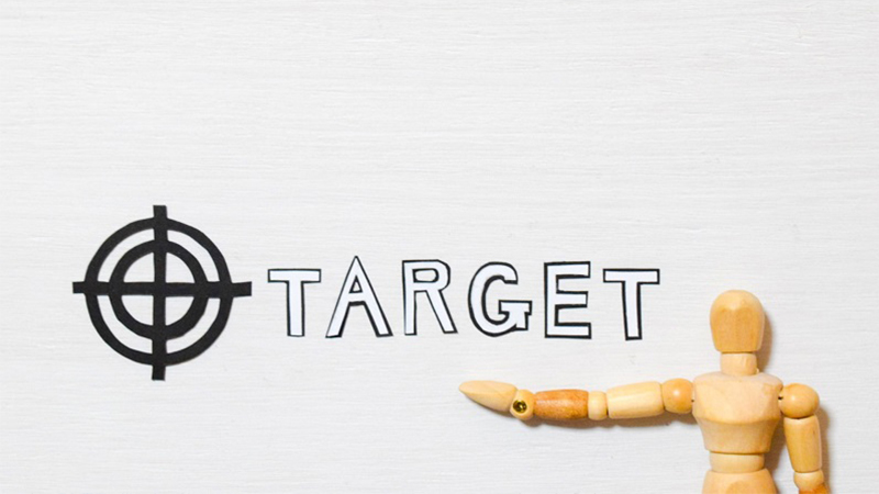 ></p>
<p>ここからは目的別のメルマガの書き方と例文について、以下の内容を紹介します。</p>
<ul>
<li>商品紹介メルマガの書き方と効果的な例文</li>
<li>キャンペーン告知メルマガで高い反応を獲得する秘訣</li>
<li>新商品発表メルマガの作成ポイントと見本例文</li>
<li>顧客とのコミュニケーションを深める事例とテクニック</li>
<li>ブランディングに効果的なストーリー性のある例文</li>
</ul>
<h3>商品紹介メルマガの書き方と効果的な例文</h3>
<p>商品紹介は紹介にとどめるのではなく、できれば直接販売に結びつけたいものです。そのためにはメルマガ内に設置されたリンクを、多くのユーザーにクリックして貰う必要があります。</p>
<p><strong>一目で興味を引くようなキャッチコピー</strong>を考えましょう。新聞やネットメディアなど、さまざまな媒体の広告からヒントを得てください。例文は次のとおりです。</p>
<div class=