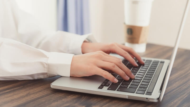 ></p>
<p>次に、ビジネスメールの件名の書き方 – 具体的かつ簡潔に伝える技術について、以下の内容を紹介していきます。</p>
<ul>
<li>ケース1：「ご確認ください」への基本的な返信</li>
<li>ケース2：「ご一読ください」への適切な返信</li>
<li>ケース3：資料の内容確認への返信</li>
<li>ケース4：日程確認への返信</li>
<li>ケース5：確認内容に不明点や修正点がある場合の返信</li>
</ul>
<h3>ケース1：「ご確認ください」への基本的な返信</h3>
<p>（例文）</p>
<div class=