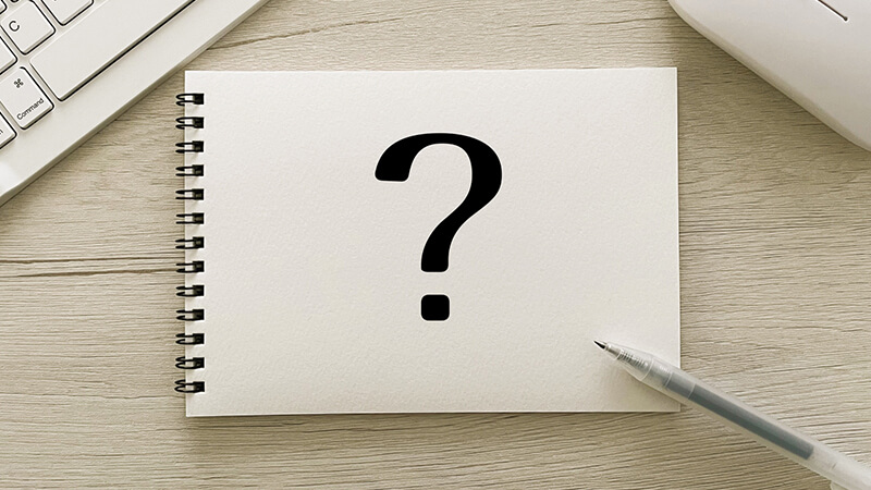 ></p>
<p>インラインとは、<strong>相手から送られてきた文章を引用し、質問に対する回答を引用文の間に挟む形で記入するメールの返信方法</strong>のことを指します。<br>インライン（in line）は、もともと英語で「中」を意味する「in」と「行・列」を意味する「line」を組み合わせた「直列の、一直線に並んでいる」という意味の言葉です。</p>
<p>それが転じて、IT業界では、「その場に埋め込む」という意味で「インライン要素」「インライン関数」という表現が使われます。<br>そこから、メール本文に引用文を「埋め込む」という意味で、現在のメール返信における「インライン」という表現につながったとされています。</p>
<h2>インラインで返信するメリット</h2>
<p><img decoding=