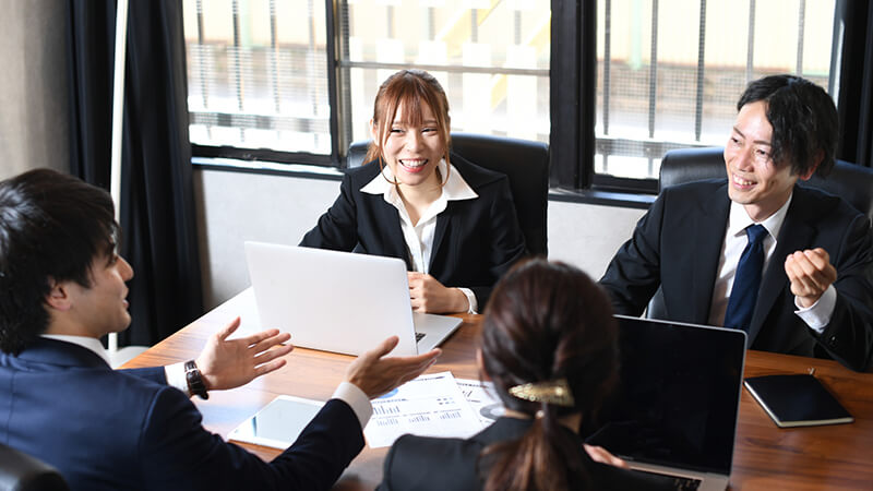 ></p>
<p>インラインを使ったメールの返信は、受け取る側にも送る側にとってもわかりやすく、情報をスムーズに共有するために有効な方法です。<br>しかし、むやみに使うことで、メールが長くなったり逆にわかりづらくなったりすることもあります。<br>メールなどのテキストベースのコミュニケーションは、誤解や認識の食い違いを生みやすいという問題があります。<br>双方にとって快適なコミュニケーションを取れるように、インラインを適切に使いこなしましょう。</p>