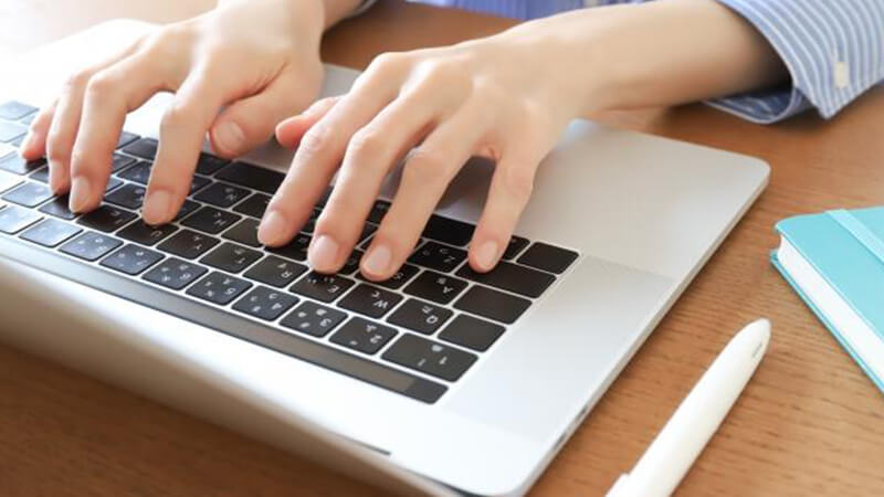 ></p>
<p>次に、シーン別のビジネスメールの締めの言葉の例文集を紹介していきます。</p>
<ul>
<li>基本的な返信をするときの締めの言葉</li>
<li>お願いや依頼をするときの締めの言葉</li>
<li>感謝の気持ちを伝えるときの締めの言葉</li>
<li>謝罪やお詫びをするときの締めの言葉</li>
<li>報告や連絡をするときの締めの言葉</li>
<li>提案や相談をするときの締めの言葉</li>
<li>お断りするときの締めの言葉</li>
<li>季節に合わせた時候の結びの言葉</li>
</ul>
<h3>基本的な返信をするときの締めの言葉</h3>
<p><strong>例文：</strong></p>
<ol>
<li>ご確認いただきありがとうございます。今後ともよろしくお願いいたします。</li>
<li>お忙しいところ、ご対応いただき誠にありがとうございます。引き続きよろしくお願いいたします。</li>
<li>ご返信ありがとうございます。今後もどうぞよろしくお願いいたします。</li>
<li>お返事いただき、感謝申し上げます。引き続きよろしくお願いいたします。</li>
<li>迅速なご対応、ありがとうございます。今後ともよろしくお願いいたします。</li>
</ol>
<p><strong>解説：</strong></p>
<p>相手に対する感謝の意を示しつつ、今後の関係や対応をお願いする表現を使っています。<br>基本的な返信では、過度に堅苦しくならず、適度にカジュアルな表現を使うことがポイントです。</p>
<p>相手との関係性やメールの内容に応じて、適切なトーンで返信することが求められます。<span style=