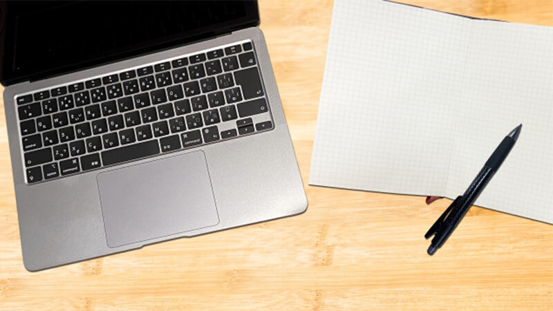 ></p>
<p>「重ねてお詫び申し上げます」は、一度謝罪した内容についてあらためて謝意を伝える表現です。文頭の「重ねて」には、後ろに続く「お詫び申し上げます」を強調する役割があります。</p>
<p>通常の謝罪文である「申し訳ございません」「お詫び申し上げます」といった表現とは異なり、メールやお詫び状の結びとして記載するのが一般的です。以下の流れを押さえておくとよいでしょう。</p>
<ol>
<li>謝罪の内容を明記</li>
<li>上記に対するお詫び</li>
<li>改善策や今後の対応を説明</li>
<li>「重ねてお詫び申し上げます」であらためて謝罪</li>
</ol>
<p>「一度謝罪しただけでは足りない」という気持ちを表すのが、「重ねてお詫び申し上げます」の使用目的ともいえます。したがって、想定できる主な相手は消費者・株主・取引先など社外のステークホルダーです。</p>
<h2>「重ねてお詫び申し上げます」の正しい使い方と例文</h2>
<p><img decoding=