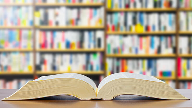 ></p>
<p>ここからは、「重ねてお詫び申し上げます」の言い換え表現について紹介していきます。</p>
<ul>
<li>重ね重ねお詫び申し上げます</li>
<li>改めて深くお詫び申し上げます</li>
<li>心よりお詫び申し上げます</li>
</ul>
<h3>重ね重ねお詫び申し上げます</h3>
<p>謝罪の気持ちをより強く伝える表現が「重ね重ねお詫び申し上げます」です。メール内で何度も謝罪文を記載した場合や、相手に多大な迷惑をかけてしまった際に使用します。</p>
<p>「重ね重ね」も忌み言葉に当たるため、<strong>冠婚葬祭の謝罪メールには使わない</strong>よう注意しましょう。</p>
<h3>改めて深くお詫び申し上げます</h3>
<p>「重ねて」と同様の意味を持つ「改めて」を使い、「改めてお詫び申し上げます」としても問題ありません。謝意を強く伝えるために「改めて深くお詫び申し上げます」と記載するとよいでしょう。</p>
<p>こちらは忌み言葉を含まないため、冠婚葬祭の謝罪メールにも使用できる表現です。</p>
<h3>心よりお詫び申し上げます</h3>
<p>「心よりお詫び申し上げます」は文頭のとおり、「心から謝罪の気持ちを伝えたい」という場合に使用できます。「重ねてお詫び申し上げます」と同じ意味ですが、メール冒頭や文中に記載して「重ねてお詫び申し上げます」で結んでも問題ありません。</p>
<p>こちらも冠婚葬祭のシーンで適切な表現です。ただし、同じ文章を複数回記載しないよう、謝罪文にもバリエーションを持たせましょう。</p>
<h2>「重ねてお詫び申し上げます」の英語表現</h2>
<p><img decoding=