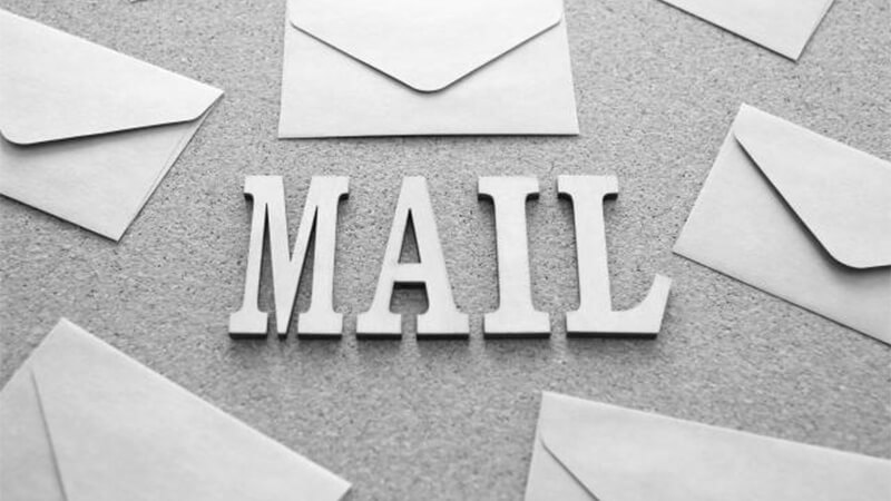 ></p>
<p>ビジネスシーンでよく利用されるメールソフトの代表例は、Microsoft Outlook、Gmail、Thunderbirdです。それぞれに特徴と強みがあります。</p>
<p>Microsoft Outlookは多くのビジネスユーザーに選ばれているメールソフトです。カレンダーやタスク管理機能が統合されており、スケジュール管理がしやすく、チームでの共同作業にも適しています。セキュリティ面にも強く、多くの企業が採用しています。</p>
<p>GmailはGoogleが提供する無料のメールサービスで、個人から企業まで幅広く利用されています。クラウドベースでアクセスしやすく、他のGoogleサービスとの連携もスムーズです。大容量のメールボックスを提供し、スパムフィルタリング機能が優れています。</p>
<h2>【2025年最新版】無料＆有料のおすすめメールソフト8選</h2>
<p><img decoding=