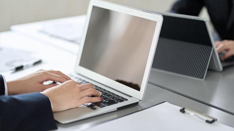 ></p>
<p>ビジネスに最適なメールソフトを選ぶことは、効率的なコミュニケーションと生産性向上の鍵になります。</p>
<p>この記事では、ビジネスシーンでよく使われるメールソフトを、有料・無料問わず紹介しました。<strong>自社の課題やニーズを整理したうえで、状況に適したメールソフトを選びましょう。</strong></p>
<p>なお、<strong>セキュリティ対策は必須</strong>です。コストとのバランスを考えて、十分な対策を施すことが求められます。</p>
<p>また、メールマガジンのように大量のメール配信をする場合は、「Mail Publisher」などの有料のメール配信システムを利用することをおすすめします。</p>
<p>適切なメールソフトを選び、活用することで、業務の効率化と信頼性の高いコミュニケーションを実現させましょう。</p>