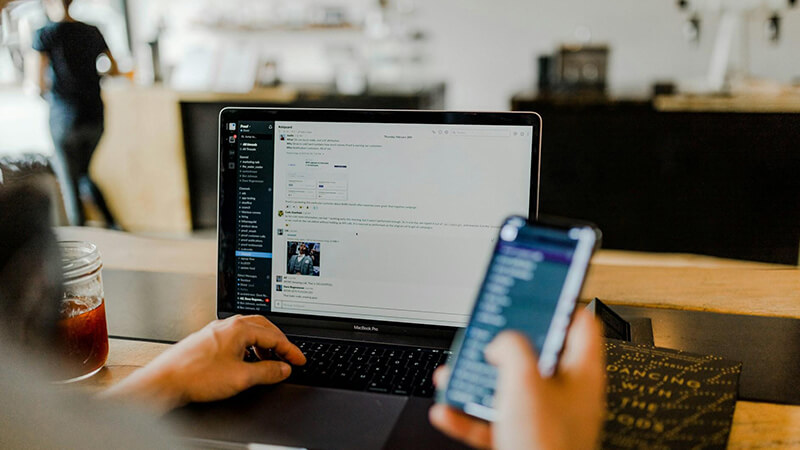 ></p>
<p>メーラーとは、電子メールの作成・閲覧・送受信機能を備えたソフトウェアの総称です。端末にソフトウェアをインストールする「メールソフト」と、クラウド上で管理する「Webメール」の2種類があります。</p>
<p>以下のように、送信者側のサーバー・受信者側のサーバー・DNSサーバーの3つのサーバーによって送受信が行われる仕組みです。</p>
<ol>
<li>送信者がメール作成し、送信</li>
<li>送信者側のサーバーにメールが届く</li>
<li>受信者側のIPアドレスをDNSサーバーに問い合わせる</li>
<li>送信者側サーバーが宛先のサーバーにメールを転送</li>
<li>受信者側のサーバーが受信トレイにメールを格納</li>
</ol>
<h3>メーラーの種類：メールソフトとWebメール</h3>
<p>プライベート・ビジネスを問わず多くの人が利用しているメーラーですが、オンプレミス型のメールソフトとクラウド型のWebメールにはそれぞれメリット・デメリットがあります。利用シーンに応じて使い分けられるよう、特徴を押さえておきましょう。</p>
<table class=