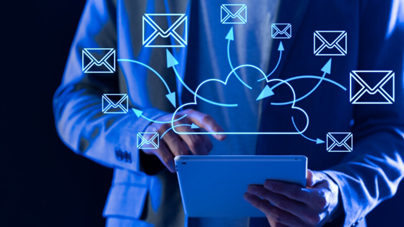 ></p>
<p>次に、メーラー選びで重要な5つのポイントを紹介します。</p>
<ol>
<li>無料で使えるか、コストを確認</li>
<li>保存容量や機能の充実度</li>
<li>メールセキュリティとプライバシー保護</li>
<li>他のアプリやサービスとの連携性</li>
<li>ユーザーインターフェースの使いやすさ</li>
</ol>
<h3>1. 無料で使えるか、コストを確認</h3>
<p>コストをなるべく抑えたい場合は、メーラーもフリーソフトから選ぶのがおすすめです。完全フリーなサービスは少ないものの、Gmailのように基本機能を実質無料で使用可能なメーラーも選択できます。</p>
<p>ただし、機密情報を扱う機会が多い企業での利用においては、コストのみを重視するのは適切といえません。利便性の他にセキュリティ対策を左右する要素でもあるため、コスト以外のポイントも考慮しながら検討していきましょう。</p>
<h3>2.保存容量や機能の充実度</h3>
<p>データの保存容量や機能の充実性は、メーラーを長期間使う上で重要なポイントです。特にクラウド型のWebメールはサービス・プランによって容量が異なるため事前にチェックしておきましょう。<strong>容量不足を避けたい場合は、15GBを基準に選ぶ</strong>と安心です。</p>
<p>機能もサービス・プランによって異なります。ビジネスシーンで役立つ機能例は以下の通りです。</p>
<ul>
<li>メールの自動振り分け</li>
<li>フィルタリング</li>
<li>スケジューリング</li>
<li>テンプレート</li>
<li>グループメールなどの共有機能</li>
</ul>
<h3>3. メールセキュリティとプライバシー保護</h3>
<p>企業の機密情報や個人情報をメールに記載するケースを想定し、セキュリティとプライバシー保護も確認しましょう。暗号化やフィルタリング機能が充実したメーラーであれば、企業間でのやり取りも安全性を保持できます。</p>
<p>サービスによっては、セキュリティ機能を複数備えたメーラーを活用することも可能です。例えばアカウントの悪用リスクを低減したい場合、2段階認証設定で不正ログインを防いだり、単位時間当たりの送信数を制限したりできるか把握しておくとよいでしょう。</p>
<h3>4. 他のアプリやサービスとの連携性</h3>
<p>自社で使用している既存システムとの相性が良いメーラーなら、連携させて一元管理できます。メール内容を社内のカレンダーアプリに反映したり、顧客リストを同期させたり、業務効率化に有用な連携機能は積極的に活用しましょう。</p>
<p>なお、スマホでサービスを利用する頻度が高い場合は、<strong>スマホ用アプリの有無や対応OS</strong>も確認できると安心です。</p>
<h3>5. ユーザーインターフェースの使いやすさ</h3>
<p>メーラーそのものの使いやすさは、業務効率を左右します。顧客からのメール確認、重要事項の返信といった操作が素早くこなせるよう、視認性と操作性は事前にチェックしておきましょう。</p>
<p>直感的な操作が可能なメーラーなら、ソフトの利用に慣れていない従業員がいる場合でも活用しやすくなります。ユーザーインターフェースの使いやすさは、運用ミスを防ぐためにも重要なポイントです。</p>
<h2>まとめ：自分に合ったメーラーを選んで効率的にメール管理しよう</h2>
<p><img decoding=