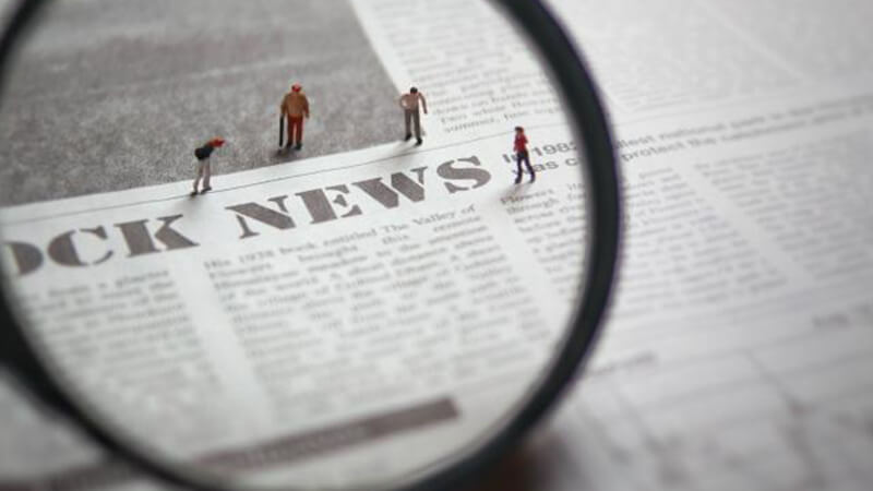 ></p>
<p>ここからは、読者を引き付けるメルマガネタ7選について紹介していきます。</p>
<ul>
<li>新商品・サービス紹介で購買意欲を刺激</li>
<li>顧客のQ&A、レビュー、アンケートを活用</li>
<li>社内・業界の話題で親しみやすさアップ</li>
<li>過去の人気コンテンツをリバイバル</li>
<li>季節・イベントに合わせたタイムリーなネタの提供</li>
<li>雑学ネタで読者の興味を引く</li>
<li>時に遊び心を加えて、読者を飽きさせない工夫</li>
</ul>
<h3>新商品・サービス紹介で購買意欲を刺激</h3>
<p><strong>新商品やサービスの紹介は、読者の購買意欲を刺激する絶好の機会です。</strong>商品の特徴や使い方、実際のユーザーの声を具体的に伝えることで、読者の興味を惹きつけましょう。</p>
<p>また、限定オファーや特典を付け加えると、購買行動を促進する効果が高まります。例えば、「今なら先着100名様に20%オフ！」などの特典を設けることで、緊急感を与え、購買意欲を喚起することができます。</p>
<p>ぜひ読者がメリットを感じるような情報提供を心掛けましょう。</p>
<h3>顧客のQ&A、レビュー、アンケートを活用</h3>
<p>顧客の質問やレビュー、アンケート結果をメルマガに活用することで、信頼性と共感を得ることができます。</p>
<p>実際の顧客の声を取り入れることで、他の読者にも共感してもらいやすくなり、信頼性が高まります。</p>
<p>例えば、「お客様の声コーナー」や「よくある質問Q&A」などを設けると効果的です。</p>
<p>読者の悩みや疑問に対する回答を提供することで、メルマガの価値を高め、読者のエンゲージメントを向上させましょう。</p>
<h3>社内・業界の話題で親しみやすさアップ</h3>
<p>社内のニュースや業界の最新情報を共有することで、読者に親近感を抱いてもらうことができます。</p>
<p>例えば、新しいプロジェクトの進捗状況や社員の紹介、業界のイベントレポートなどが効果的です。社内の風景やチームメンバーの笑顔の写真を添えると、さらに親しみやすさが増します。</p>
<p>読者は企業の裏側を知ることで、企業との距離が縮まり、より深い信頼関係を築くことができるでしょう。メルマガの開封率や読者のエンゲージメントも向上します。</p>
<h3>過去の人気コンテンツをリバイバル</h3>
<p><strong>過去に好評だったコンテンツを再利用するのも効果的</strong>です。人気の記事や動画、資料をリバイバルして紹介することで、再び読者の関心を引くことができます。</p>
<p>例えば、「もう一度読みたい！過去の人気記事ベスト5」などの特集を組むことで、新しい読者にも過去の優れたコンテンツを届けることができます。</p>
<p>過去のコンテンツに最新情報を追加することで、より価値のある情報提供となるでしょう。</p>
<h3>季節・イベントに合わせたタイムリーなネタの提供</h3>
<p>季節やイベントに合わせたネタは、読者の関心を引きやすいです。例えば、年末年始のセール情報や、バレンタインデーに関連する商品紹介などが効果的です。</p>
<p>季節感を取り入れたメルマガは、読者にとってタイムリーで興味深い内容となり、開封率も高まります。</p>
<p>イベント以外では、読者の属性にあわせたライフスタイルの提案や、関連するイベント情報も読者の興味を引く要素となります。例えば、入学式を迎える子供を持つ親・祖父母をターゲットに、ランドセル販売開始のニュースなどはいかがでしょう。</p>
<p>季節に合わせた情報を提供することで、メルマガの効果を最大化しましょう。</p>
<h3>雑学ネタで読者の興味を引く</h3>
<p>ちょっとした雑学や豆知識も、読者の興味を引くネタとして有効です。例えば、業界に関するトリビアや、日常生活に役立つ情報を提供することで、メルマガの楽しさが増します。</p>
<p>読者が「へぇ」と思うような情報を盛り込むことで、メルマガの魅力がアップします。</p>
<p>さらに、読者が友人や同僚にシェアしたくなるような内容にすることで、自然とメルマガの拡散も期待できます。知識を提供しつつ、楽しませる要素を取り入れましょう。</p>
<h3>時に遊び心を加えて、読者を飽きさせない工夫</h3>
<p>メルマガに遊び心を加えることで、読者を飽きさせない工夫をしましょう。</p>
<p>例えば、クイズやゲーム、読者参加型のコンテンツを取り入れると、読者の関心を引き続けることができます。</p>
<p>ユーモアを交えた内容や、ちょっとしたプレゼントキャンペーンなども効果的です。</p>
<p>定期的に新しい試みを取り入れることで、メルマガを楽しいものにし、読者のエンゲージメントを高めましょう。</p>
<h2>NG行為要注意！メルマガで避けるべきネタ5選</h2>
<p><img decoding=