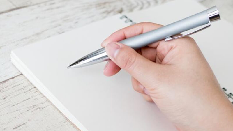 ></p>
<p>ここからは、日頃からのネタ探し術について紹介していきます。</p>
<ul>
<li>情報感度を高める意識的な情報収集</li>
<li>自社サービスを自ら体験</li>
<li>他社の参考になるメルマガをチェック</li>
<li>ChatGPTなどAIツールの活用</li>
</ul>
<h3>情報感度を高める意識的な情報収集</h3>
<p>ネタ切れを防ぐためには、<strong>日頃から情報感度を高めることが重要</strong>です。</p>
<p>業界ニュースや最新のトレンド、競合他社の動向を常にチェックし、自社のメルマガに取り入れられる情報をストックしておきましょう。</p>
<p>例えば、業界のニュースサイトや専門誌、SNSを定期的に確認し、有益な情報を収集する習慣をつけることが効果的です。イベントやセミナーに参加して直接情報を得ることもおすすめです。</p>
<p>メルマガ担当者は、常にアンテナを張り巡らせ、最新情報をキャッチできるようにしましょう。読者に新鮮で価値ある情報を提供することが大切です。</p>
<h3>自社サービスを自ら体験</h3>
<p>自社のサービスや商品を実際に体験することも、ネタ探しの助けになるでしょう。</p>
<p>自分自身がユーザーとして体験することで、具体的な使用感や利便性を、生々しくリアルに伝えることができます。</p>
<p>例えば、新しい機能の使い方や効果的な活用法など、自身の体験に基づいた情報をメルマガで共有することで、読者にとって有益な情報提供ができます。</p>
<p>また、体験を通じて得たフィードバックや改善点を共有することで、読者との信頼関係を築くことができるでしょう。</p>
<h3>他社の参考になるメルマガをチェック</h3>
<p>他社のメルマガを参考にすることも、ネタ切れを防ぐための有効な手段です。</p>
<p>競合他社や業界リーダーのメルマガを定期的にチェックし、どのような内容が発信されているかチェックするのは、きっと役立ちます。</p>
<p>例えば、季節性のある商品やサービスであれば、他社が取り扱うテーマやトピックは、自社でも参考になるはずです。インスピレーションを得て、自社のメルマガに活かしてみましょう。</p>
<p>もちろん盗用や無断転載は厳禁です。単なるコピーではなく、自社の独自性を加えて読者にとって価値ある情報を提供することが重要です。</p>
<h3>ChatGPTなどAIツールの活用</h3>
<p>AIツールを活用することで、ネタ探しがより効率的になることもあります。</p>
<p>最近は、ChatGPTを代表する生成AIが高性能になってきました。生成AIを活用して、トピックのアイデア出しや文章の作成を支援してもらうことで、作業時間を短縮し、質の高いコンテンツを提供することができます。</p>
<p>AIツールは膨大なデータを基にしているため、読者の興味関心に沿ったネタを提案してくれることがあります。</p>
<p>一方で、ある一定のタイミングまでの情報しか持っていないため、最新のトレンドには弱いという弱点もあります。</p>
<p>良い点と弱点をふまえて、ぜひ生成AIの活用にチャレンジしてみましょう。</p>
<h2>見出しで差をつけろ！開封率が上がるタイトルの法則</h2>
<p><img decoding=