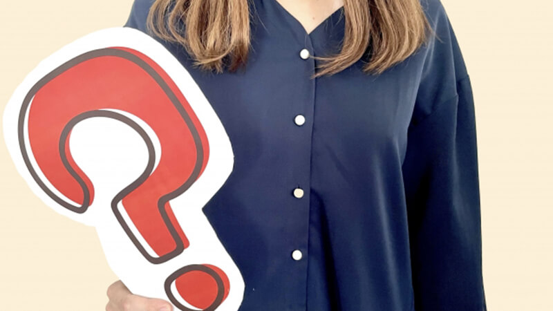 ></p>
<p>ここからは、Gmailでメールをブロックするとどうなるかについて、以下の内容を紹介していきます。</p>
<ul>
<li>ブロックしたメールは受信トレイに表示されない</li>
<li>ブロック前に受信したメールは迷惑メールフォルダに移動されない</li>
<li>ブロックしたメールアドレスからの新着メール通知が届かない</li>
</ul>
<h3>ブロックしたメールは受信トレイに表示されない</h3>
<p><strong>Gmailでアドレスをブロックした場合、「受信トレイ」に表示されなくなります。</strong>もともとGmailには、デフォルトで受信用のフォルダが種類分けされています。</p>
<p>「受信トレイ」<br>「スター付き」<br>「スヌーズ中」<br>「重要」</p>
<p>上記が一番上から順に表示されるため、Gmailのホームを開いた際に、最初に選択されているのが「受信トレイ」です。つまり、「最も目に付きやすい場所から外す」ことが、ブロック機能の真髄です。そして、「送信済み」や「下書き」があり、「カテゴリ」のさらに下に「すべてのメール」や「迷惑メール」、「ゴミ箱」などがあります。</p>
<p>ブロックしたメールは<strong>「迷惑メール」フォルダで受け取る</strong>ことになり、「受信トレイ」には表示されないわけです。ただし、ブロック前にメールを削除した場合は、「迷惑メール」ではなく「ゴミ箱」に移動するため、各フォルダの確認が必要です。</p>
<h3>ブロック前に受信したメールは迷惑メールフォルダに移動されない</h3>
<p>Gmailのブロックでは、手動でアドレス（特定のメール）を指定して、メールの受信先を「迷惑メール」のフォルダに設定します。しかし、<strong>ブロックの設定前に届いたメールの扱い</strong>は気になるところです。</p>
<p>実は上記の場合、<span style=