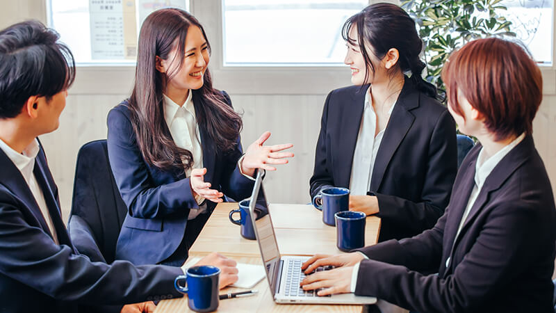 ></p>
<p>不在通知の自動応答メールは、業務を効率化するだけでなく、相手の不安やストレスを軽減するために非常に有効な手法です。</p>
<p>ただし、不在通知メールを送る際は、ただ自分の不在を伝えるだけでなく、相手の立場や気持ちに配慮して相手からの信用を損ねないようにしましょう。<br>細やかな気遣いによって、休暇や出張明けに仕事を再開したときに、スムーズに業務に取り掛かれるようになります。<br>今回ご紹介した例文を参考にして、適切に自動応答メールを活用しましょう。</p>