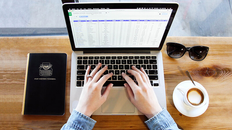 ></p>
<p>ここからは、シチュエーション別の上司・目上の人へのメール例文を紹介していきます。</p>
<ul>
<li>依頼メールの例文</li>
<li>報告メールの例文</li>
<li>お礼メールの例文</li>
<li>謝罪メールの例文</li>
<li>進捗報告メールの例文</li>
</ul>
<h3>依頼メールの書き方と例文</h3>
<p>上司・目上の人に送る依頼メールの書き方で気をつけたいことは、メールの件名を依頼内容や重要度が分かるようにすることです。</p>
<p>依頼メールの本文は、依頼内容が複数あるケースでは箇条書きを使用するなど、上司が分かり安いようにすることも大事です。</p>
<p>依頼メールで忘れてはいけないのが、上司からいつまでに回答が欲しいのか期限を明確にする必要性があります。</p>
<p><strong>■依頼メールの例文</strong></p>
<div class=