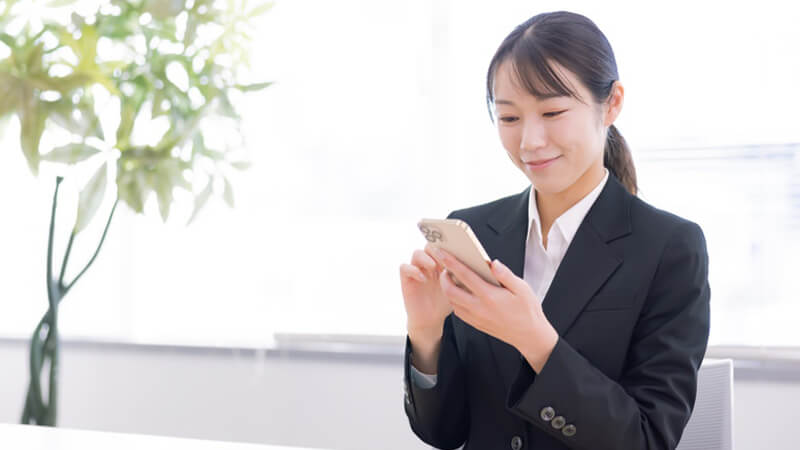 ></p>
<p>次に、Gmailのブロック設定をする方法について、以下の内容を紹介していきます。</p>
<ul>
<li>iPhoneアプリでブロック設定する手順</li>
<li>Androidアプリでブロック設定する手順</li>
<li>PCでブロック設定をする方法</li>
</ul>
<h3>iPhoneアプリでブロック設定する手順</h3>
<p>iPhoneアプリで<strong>ブロック設定をする流れ</strong>は次の通りです。</p>
<ol>
<li>Gmailのアプリを開いて、アカウントにログイン</li>
<li>受信トレイのメール一覧からブロックしたいメールを開く</li>
<li>「…」のアイコンをクリック</li>
<li>「「○○」さんをブロックする」をクリック</li>
<li>「〇〇をブロックしました。」の表示を確認</li>
</ol>
<p>まずはiPhoneからGmailのアプリを開いて、ログインしていない場合はメールアドレスとパスワードを入力してからアカウントにログインします。</p>
<p><img decoding=