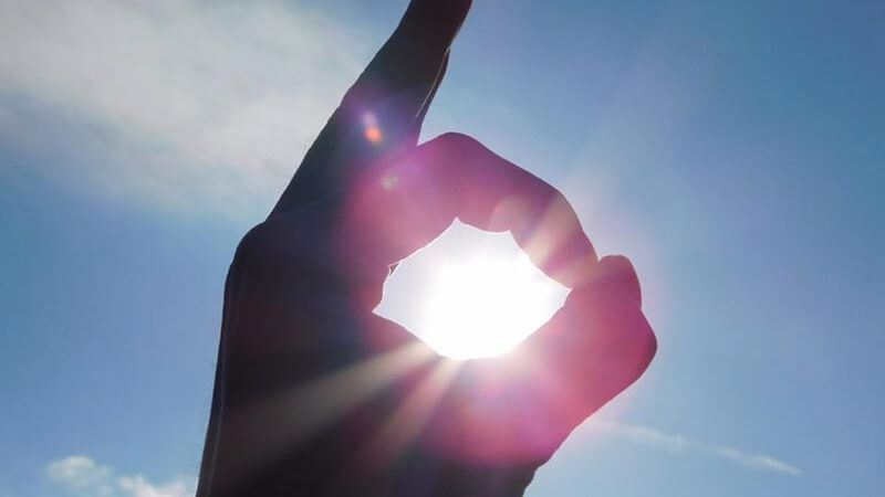 ></p>
<p>送信ドメイン認証についてDKIMを中心に解説してきました。迷惑メール対策についても紹介したので、担当の方は参考になさってください。</p>
<p>なりすましメールによる被害は多発しています。個人情報の不正取得はあとを絶ちません。<strong>特にビジネスメール詐欺では、企業が巨額の損害を被るケースも発生しています。</strong></p>
<p>DKIMによる安全なメール送信環境を実現すれば、こうした被害は減っていくでしょう。</p>