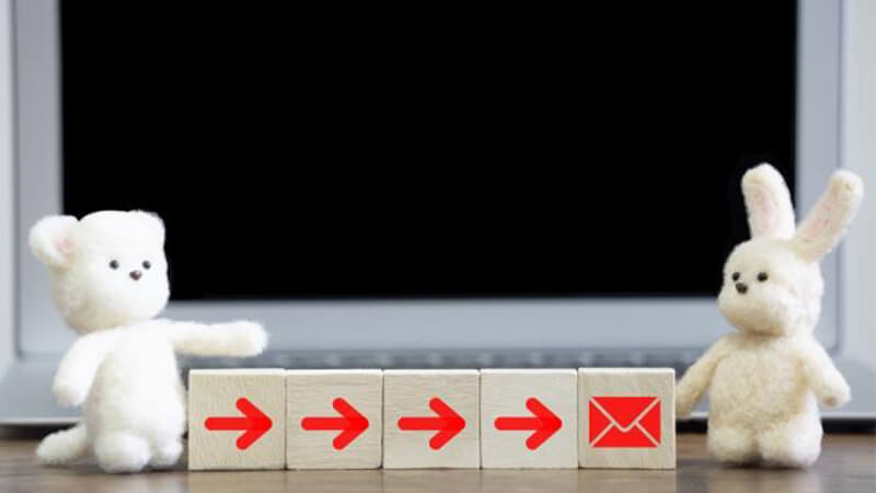 ></p>
<p>次に、ユーザーにとってのオプトインの重要性について、以下の内容を紹介していきます。</p>
<ul>
<li>ユーザーがオプトインしたくなる魅力的なメール配信とは</li>
<li>オプトアウトをシンプルに行える環境を整える必要性</li>
</ul>
<h3>ユーザーがオプトインしたくなる魅力的なメール配信とは</h3>
<p>自社の広告宣伝メールをユーザーの元へ届けるためには、オプトインの時点で魅力的なコンテンツである必要があります。「メールで情報を獲得したい」「登録してみたい」と思わせられるような内容を心がけましょう。</p>
<p>例えば特定の商材に関するメールを届けたい場合、一度にすべての魅力を伝えるのではなく、「複数のメールに分けて配信している」ということがわかるようwebページなどに明記するのがおすすめです。メール配信でしか得られない情報があるとアピールできれば、受信承諾の効果も期待できます。</p>
<p>また、ECサイトの決済ページでメール配信をすすめる場合は、煩雑でないページ構成が有用です。文量やリンクが多すぎるとユーザーが混乱するため、視認性にも配慮してみましょう。</p>
<h3>オプトアウトをシンプルに行える環境を整える必要性</h3>
<p>わかりやすいオプトインで広告宣伝メールの受信を承諾してもらうことは重要ですが、同様にオプトアウトのシンプルさも考慮する必要があります。ユーザーが「もうメールを受信したくない」と感じたとき、<span style=