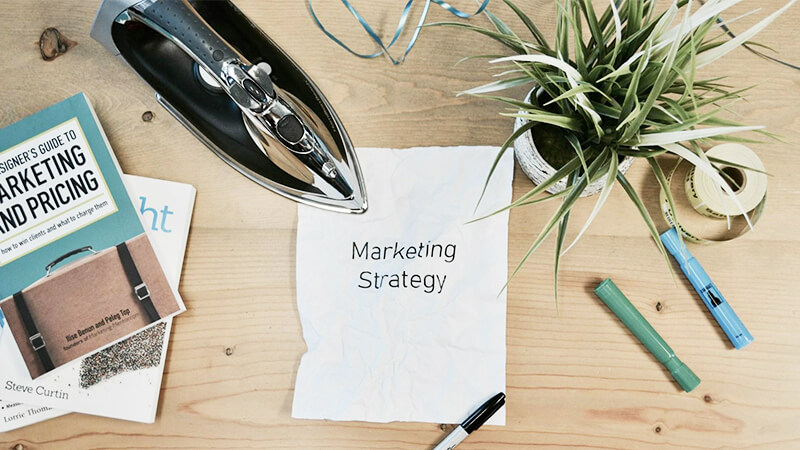 ></p>
<p>オプトインは、<strong>メールマーケティングにおいて非常に重要な要素のひとつ</strong>です。自社の広告宣伝メールを受信してもらうための意思表示となるため、オプトアウトと併せて理解を深めておきましょう。</p>
<p>実際にオプトインを設置する際には、導線や視認性に配慮しなければなりません。メールマーケティングを含む電子メールについては細かい規定が定められているため、自社・ユーザーの双方にとってメリットがあるメールコンテンツを仕上げていきましょう。</p>