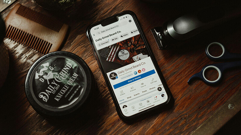 ></p>
<p>ここからは、スマホに最適な画像サイズで簡単に配信する方法について紹介します。</p>
<ul>
<li>レスポンシブデザイン対応のHTMLメールで作成</li>
<li>HTMLメールのテンプレートを使用</li>
<li>HTMLテンプレートが利用できるメール配信システムの活用</li>
</ul>
<h3>レスポンシブデザイン対応のHTMLメールで作成</h3>
<p>レスポンシブデザインとは、閲覧するデバイスの画面サイズに応じて自動的にレイアウトや画像サイズを調整する技術のことです。</p>
<p><strong>レスポンシブデザインを採用することで、異なるデバイスや画面サイズでも最適な表示を実現できます。</strong></p>
<p>ただし、PCに合わせた画面サイズにするとスマホでは小さくなり、見えづらくなることがあるため、スマホを想定する場合は小さくなりすぎないよう注意が必要です。</p>
<h3>HTMLメールのテンプレートを使用</h3>
<p>HTMLメールを作成する場合は、GmailやOutlookなどの一般的なメールソフトではなく、メール配信システムを利用するのがおすすめです。</p>
<p>多くのメール配信システムにはHTMLメールのテンプレートが用意されており、テンプレートを利用することでHTMLメールをスムーズに作成できます。</p>
<p>テンプレートはどの端末でも見やすくなるようなデザインが施されているため、端末に合わせたデザインをひとつひとつ考える手間がありません。</p>
<p>また、専門知識や制作スキルがない場合もHTMLメールを作成できるため、クオリティ管理や人材コスト面でもテンプレート利用が役立ちます。</p>
<h3>HTMLテンプレートが利用できるメール配信システムの活用</h3>
<p>HTMLメールを作成する場合は、前述したように「メール配信システム」の活用がおすすめです。<br>一般的なメールソフトと比較すると作成時間や操作性で大きな違いがあり、スムーズな作成にはメール配信システムが欠かせないと言えるでしょう。</p>
<p>マーケティング支援機能を搭載しているメール配信システムを利用すれば、より効果的なメルマガを配信でき、ユーザーの行動を促せます。</p>
<p>また、メールを確実に届けてくれるのもメール配信システムの大きなメリットです。メール配信システムを利用する際は、迷惑メールや未達メールにならないこと＝到達率が高いことも大きなポイントと言えます。</p>
<p><span style=