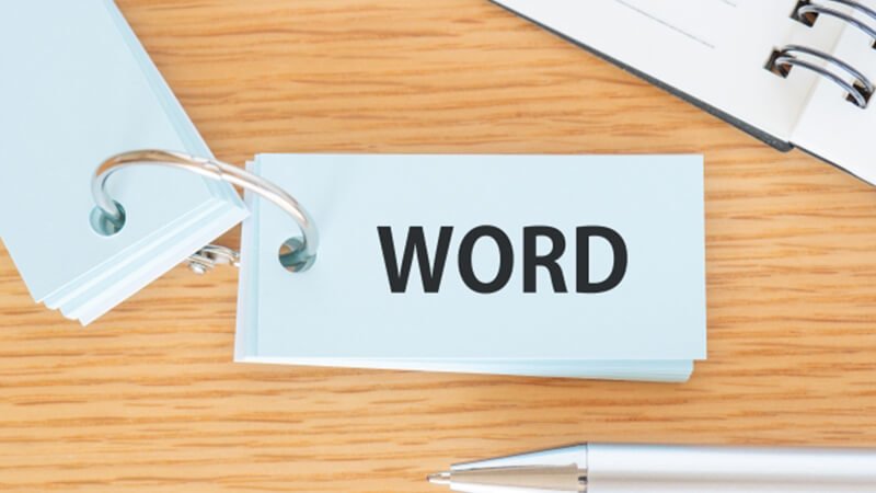 ></p>
<p>ここからは、ビジネスメールで使う「五月雨式」の意味と由来について、以下の内容を紹介します。</p>
<ul>
<li>「五月雨式」の読み方と意味</li>
<li>「五月雨式」の語源と由来</li>
<li>「五月雨」と「五月雨式」の意味の違い</li>
</ul>
<h3>「五月雨式」の読み方と意味</h3>
<p>五月雨式は「さみだれしき」と読み、物事が一度では終わらずにだらだらと続くことを表す言葉です。ビジネスメールでは「五月雨式に申し訳ございません」「五月雨式に失礼します」といった表現をよく見ますが、言い換えると「立て続けに〇〇をしてすみません」という意味になります。</p>
<p>なお、五月雨は「さみだれ」「さつきあめ」と2パターンの読み方がありますが、五月雨式は「さみだれしき」と読むのが一般的です。</p>
<h3>「五月雨式」の語源と由来</h3>
<p>五月雨（さみだれ）の語源は、旧暦の5月頃に訪れる長雨が由来。つまり現代の<strong>6月頃にあたる梅雨を指す言葉</strong>です。物事の様子を梅雨の長雨に例える表現として「五月雨式」という言葉が使われるようになりました。</p>
<p>他に「五月雨」を使った慣用句には、梅雨の時期の雲を意味する「五月雨雲」や、長期間闘争状態を続ける「五月雨戦術」などがあります。</p>
<h3>「五月雨」と「五月雨式」の意味の違い</h3>
<p>「五月雨」は梅雨の長雨そのもの、「五月雨式」は長雨の様子を表す言葉です。2つの表現に大きな違いはなく、「五月雨に申し訳ございません」「五月雨式に申し訳ございません」のいずれも正しい文章として使われています。</p>
<p>ただし、ビジネスシーンでは丁寧かつ一般的な表現である<span style=