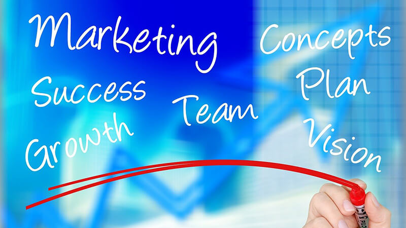 ></p>
<p>ここからは、MA導入の7つのステップについて紹介していきます。</p>
<ul>
<li>ステップ1：MA導入の目的と課題の明確化</li>
<li>ステップ2：カスタマージャーニーマップの作成と活用シナリオ設計</li>
<li>ステップ3：コンテンツ戦略の立案と必要な資産の準備</li>
<li>ステップ4：MA製品の比較検討とツール選定のポイント</li>
<li>ステップ5：セグメントの設計とリードナーチャリングの設定</li>
<li>ステップ6：関連部署との連携と運用体制の整備</li>
<li>ステップ7：効果検証の仕組み作りと継続的な改善</li>
</ul>
<h3>ステップ1：MA導入の目的と課題の明確化</h3>
<p><strong>MA導入の成功のカギは、導入の目的設定と明確な課題の特定です。</strong><br>漠然とした「集客数アップ」「売上拡大」といった目標だけでは、導入目的が明確になっていません。</p>
<p>具体的には以下のような点を明確にしていきます。</p>
<ul>
<li>MA導入によって達成したい具体的な目標<br>（例：リード獲得数の20%増加、商談化率の10%向上など）</li>
<li>現在のマーケティング活動における課題や非効率な点</li>
<li>MA導入によって改善したい業務プロセス</li>
</ul>
<p>例えば「リードの質の向上」を目的とする場合、リードスコアリングやナーチャリング、「マーケティング業務の効率化」が課題であれば、ワークフロー自動化が重要なカギになります。</p>
<p>このように、<span style=