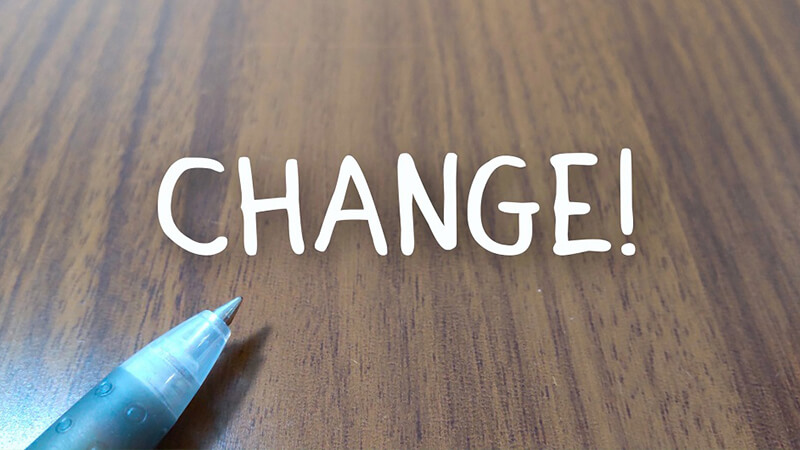 ></p>
<p><strong>前項でも触れましたが頻繁に「お世話になっております」を用いるのは時に不自然になります。</strong>ですから言い換え表現についても知っておいたほうがいいでしょう。具体的な言い換え表現と、その意味は次の通りです。</p>
<div class=