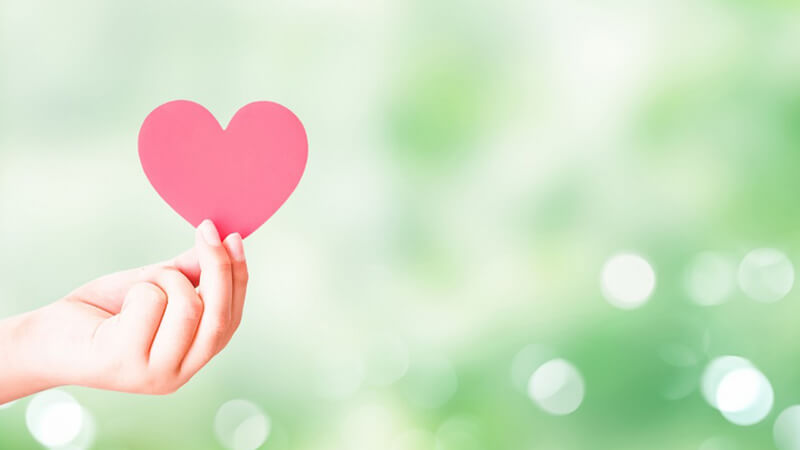 ></p>
<p><strong>ビジネスシーンでよく使われる、「お世話になっております」について、詳しく解説してきました。例文と言い換え表現も掲載しているので、ぜひ参考にしてください。</strong></p>
<p>「お世話になっております」は、電話やメールで冒頭に使うには便利なフレーズですが、乱用してしまうと相手に不快感を与えかねません。時には適切な言い換えが必要になります。</p>
<p><strong>しかし正しい使い方をすれば、相手に好印象を与えられます。</strong>ケースバイケースで判断して使うようにしてください。</p>
